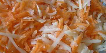 манты с картофельной начинкой и томатно-чесночным соусом