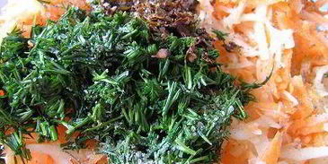 манты с картофельной начинкой и томатно-чесночным соусом