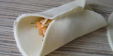 манты с картофельной начинкой и томатно-чесночным соусом