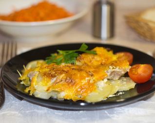 Мясо по-французски классически в духовке с картошкой