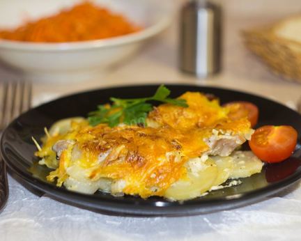 Мясо по-французски классически в духовке с картошкой