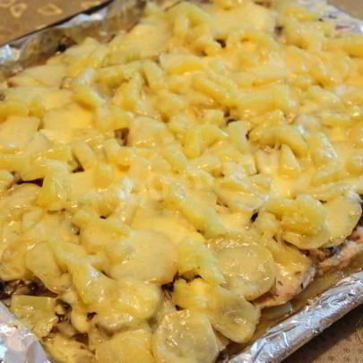 Мясо по-французски с ананасами и картошкой в духовке