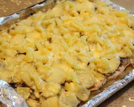 Мясо по-французски с ананасами и картошкой в духовке