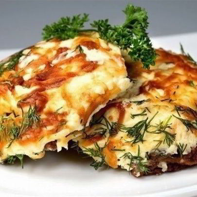 Мясо по-французски с грибами и помидорами