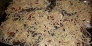 мясо по-французски с грибами и помидорами