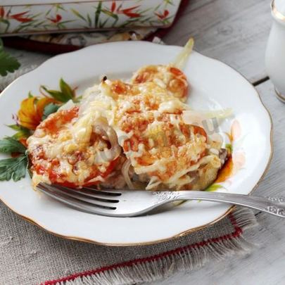 Мясо по-французски с сыром и помидорами в духовке