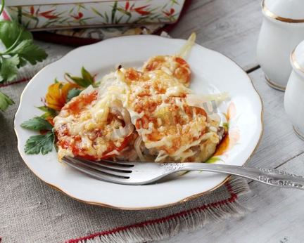 Мясо по-французски с сыром и помидорами в духовке