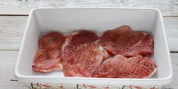 мясо по-французски с сыром и помидорами в духовке