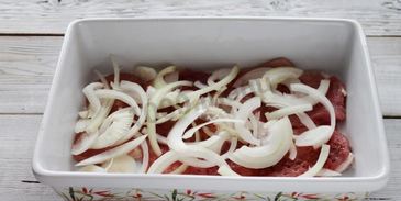 мясо по-французски с сыром и помидорами в духовке