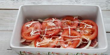 мясо по-французски с сыром и помидорами в духовке