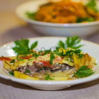Мясо свинины по-французски с помидорами картошкой сыром