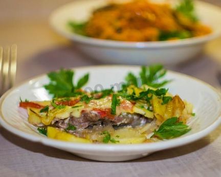 Мясо свинины по-французски с помидорами картошкой сыром