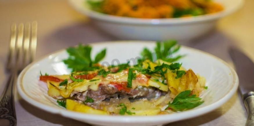 Рецепт мяса свинины по-французски с помидорами картошкой сыром