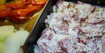 мясо свинины по-французски с помидорами картошкой сыром