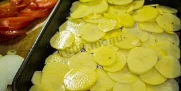 мясо свинины по-французски с помидорами картошкой сыром