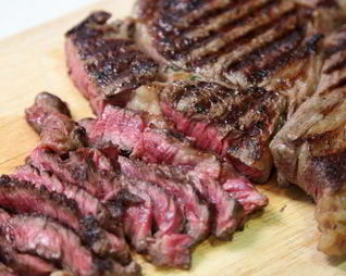 Говядина с картофельным пюре, шпинатом и ягодным соусом