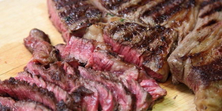 Рецепт говядины с картофельным пюре, шпинатом и ягодным соусом