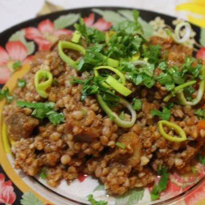 Говядина, тушеная с гречкой