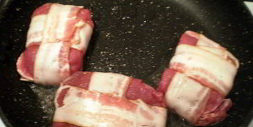 говядина в беконе, фаршированная паштетом