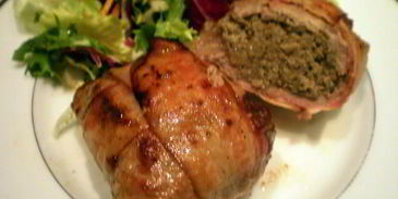 говядина в беконе, фаршированная паштетом