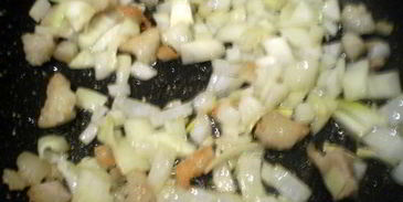 говядина в беконе, фаршированная паштетом