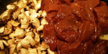 говядина в беконе, фаршированная паштетом