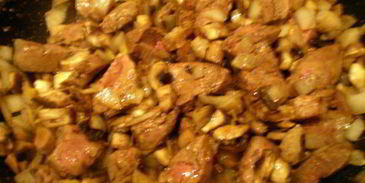 говядина в беконе, фаршированная паштетом