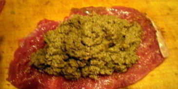 говядина в беконе, фаршированная паштетом