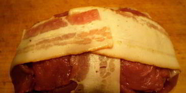 говядина в беконе, фаршированная паштетом