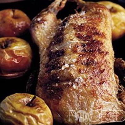 Хрустящая утка с печеными яблоками