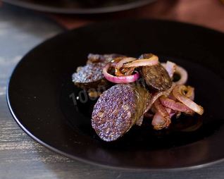 Кровяная колбаса жареная на сковороде