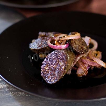 Кровяная колбаса жареная на сковороде