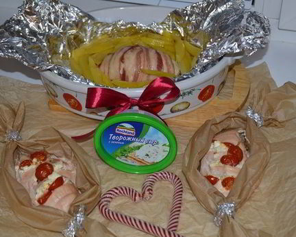 Куриное филе с сыром, беконом и помидорами