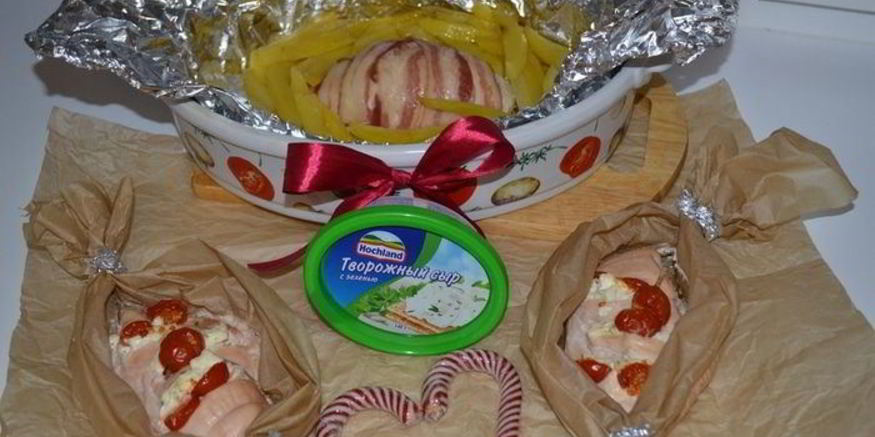 Рецепт куриного филе с сыром, беконом и помидорами