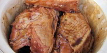 курица кусочками в соусе в духовке