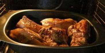 курица кусочками в соусе в духовке