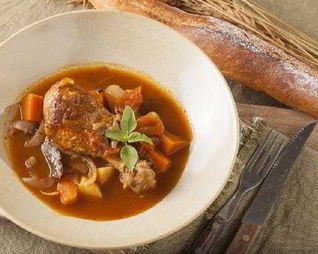 Курица под белым соусом с овощами