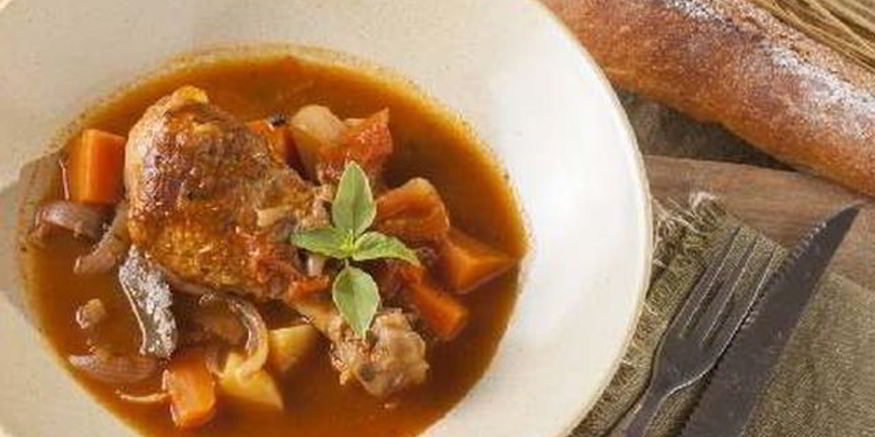 Рецепт курицы под белым соусом с овощами