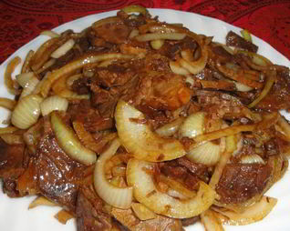 Мясо с луком на сковороде