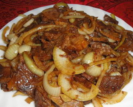 Мясо с луком на сковороде