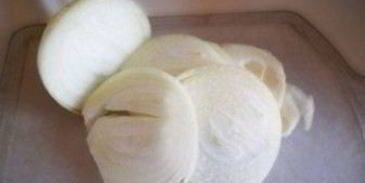 мясо с луком на сковороде