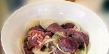 мясо с луком на сковороде