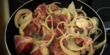 мясо с луком на сковороде