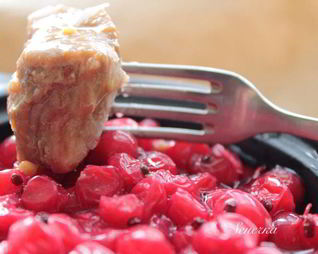 Мясо со смородиной в горшочке