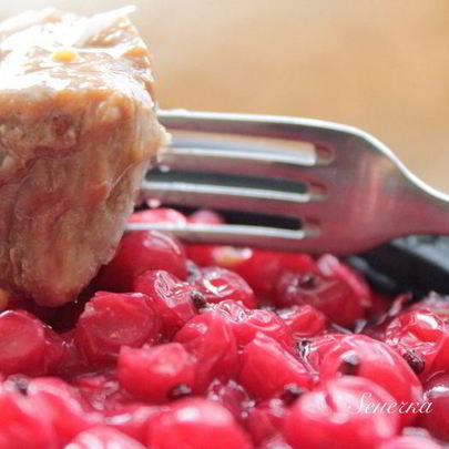 Мясо со смородиной в горшочке