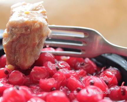 Мясо со смородиной в горшочке