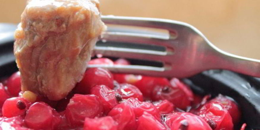 Рецепт мяса со смородиной в горшочке