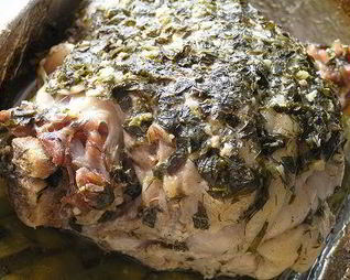 Свиная рулька, запеченная на молодых стручках фасоли