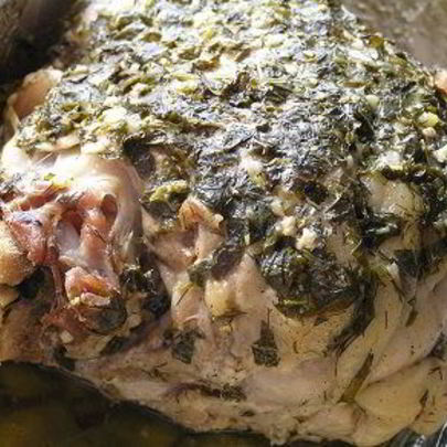 Свиная рулька, запеченная на молодых стручках фасоли