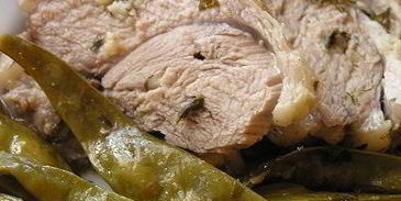 свиная рулька, запеченная на молодых стручках фасоли